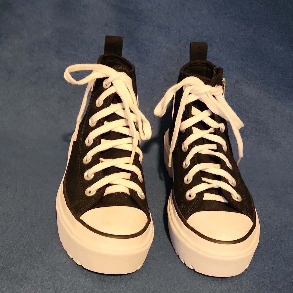 CONVERSE KIDS Black High-Top Sneakers with White Soles Size 2. - Picture 2 of 9